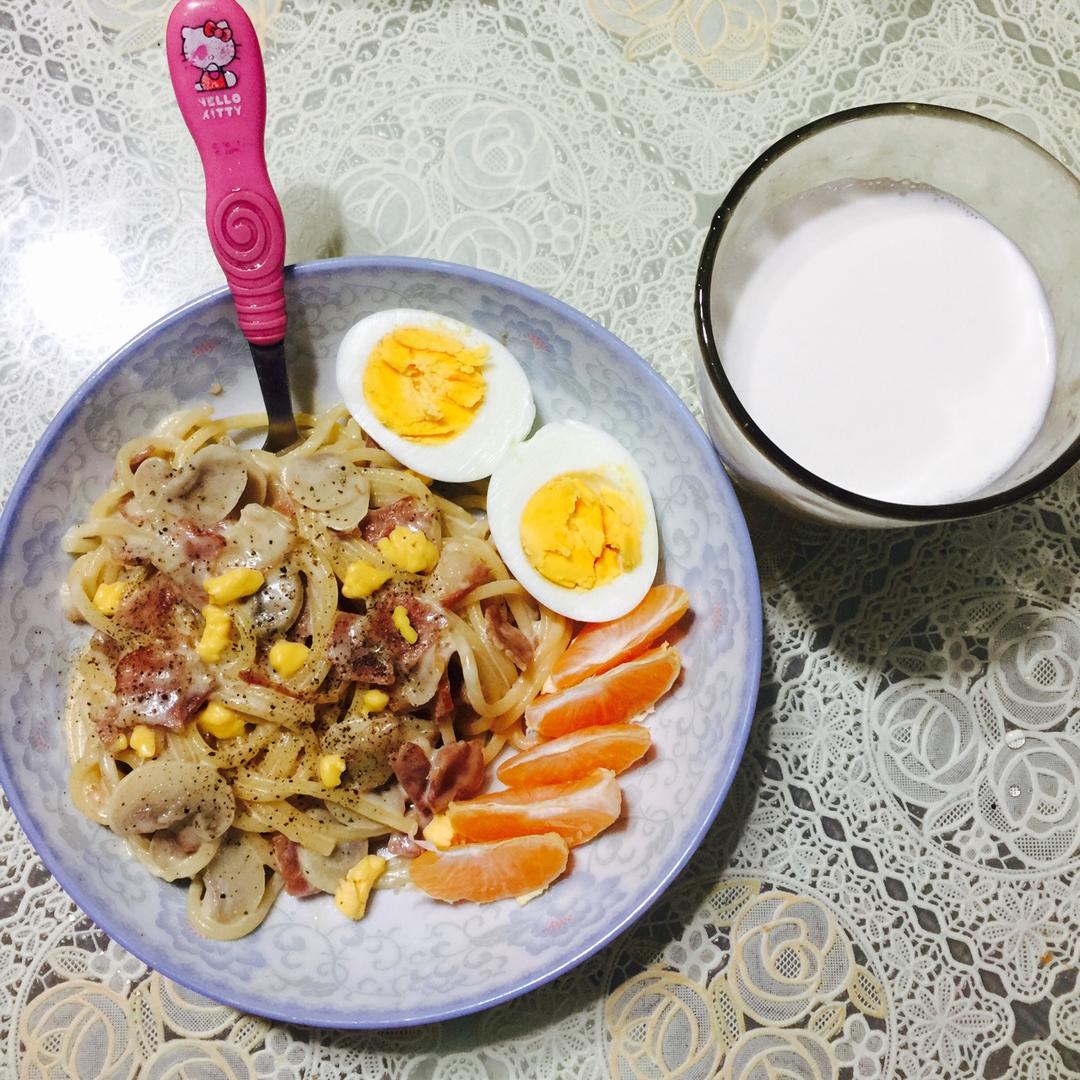 白蘑菇奶油培根意面