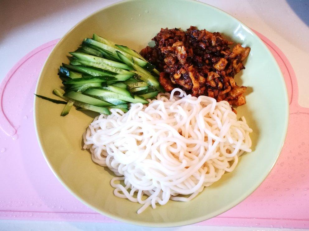 鸡蛋炸酱面