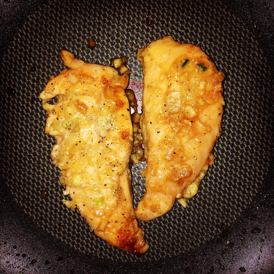 酷炫屌炸天好吃的煎鸡胸肉（香蒜蜂蜜煎鸡胸肉）