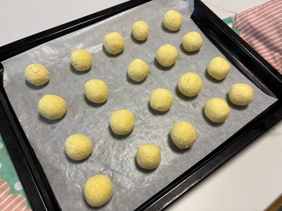 烤不开裂的椰丝球，外酥内软吃不腻！同事说我买的哈哈哈哈