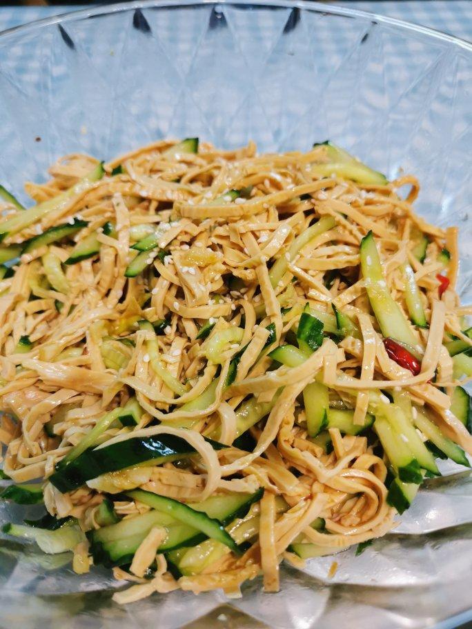 小王小刘酱做的凉拌黄瓜豆腐皮