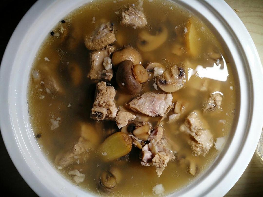 不甘示弱的吉普赛女郎做的白蘑菇排骨汤