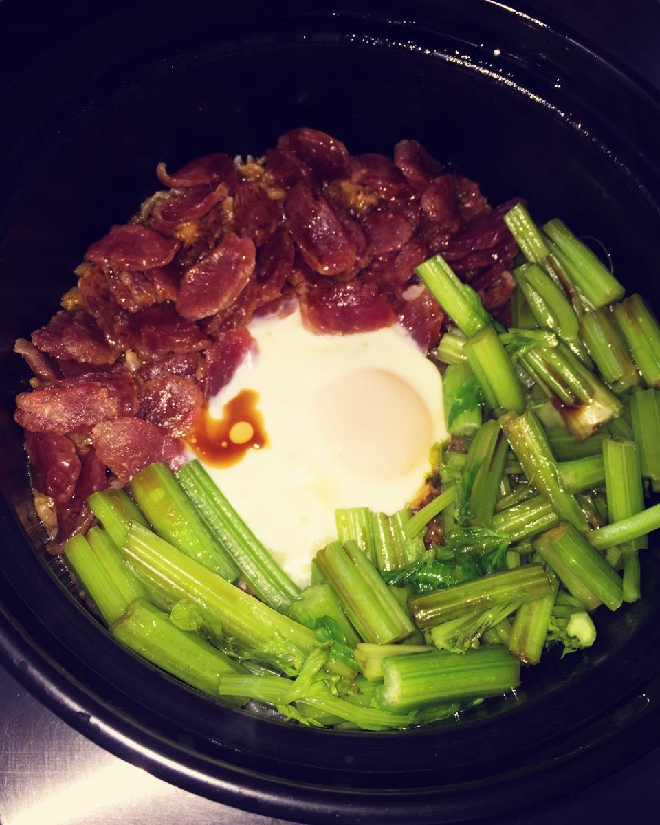 《广式腊肠砂锅煲仔饭》