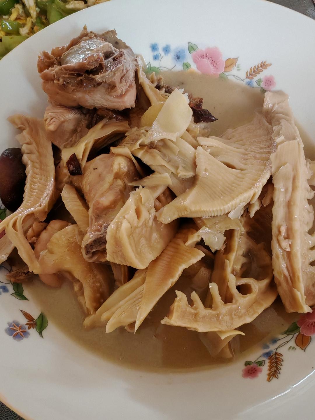 超级香的腊鸡炖笋干