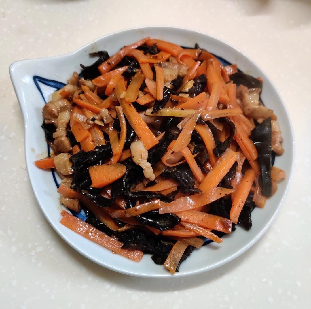胡萝卜片炒木耳