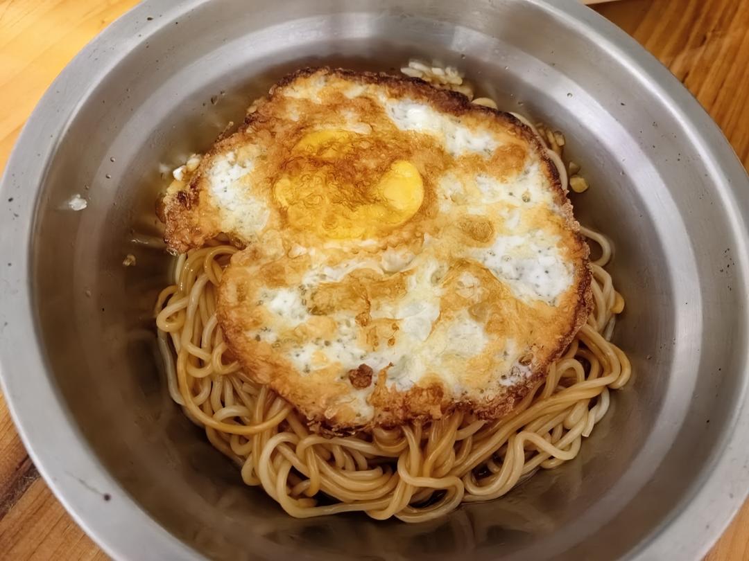 一碗清汤面 🍜 —— 秋日里的治愈系