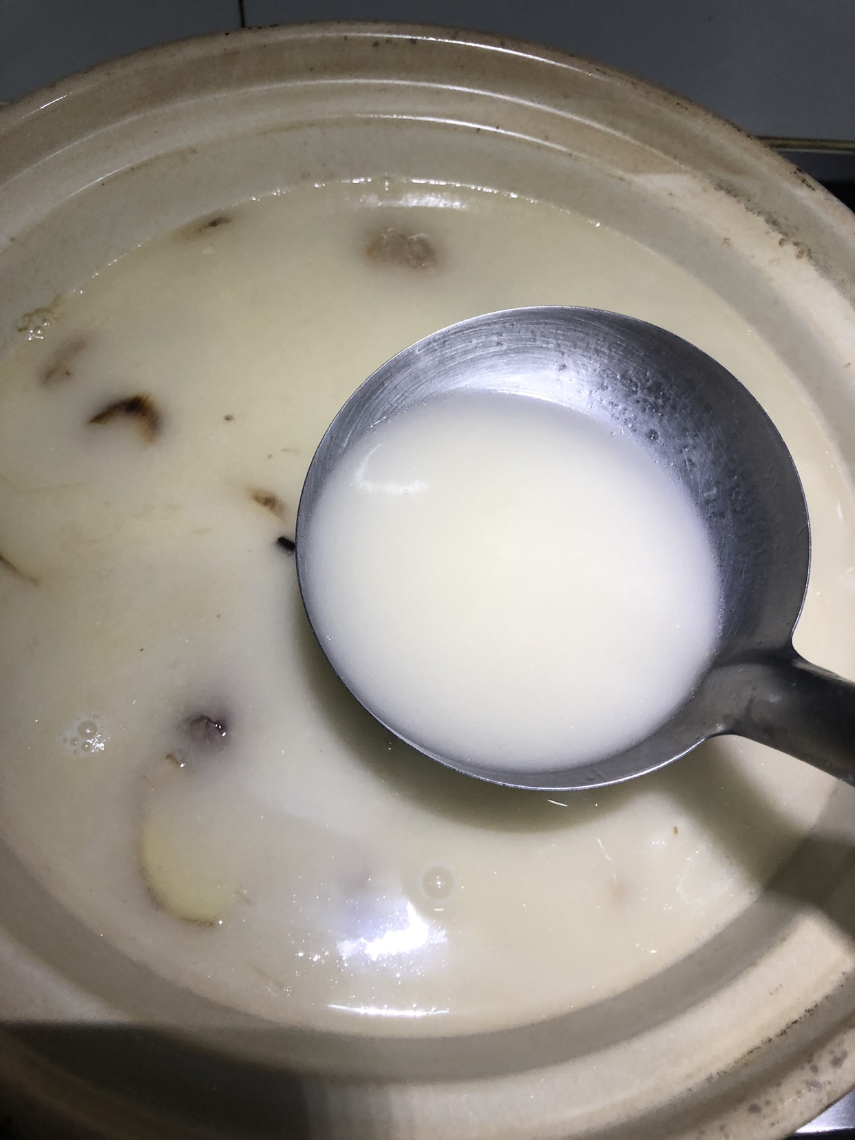 奶白奶白的芋头腊鸭煲的做法
