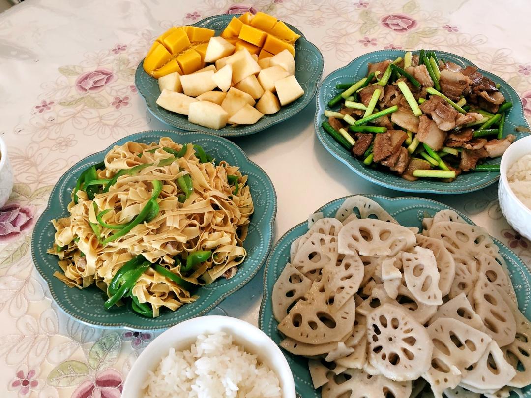 兔子一家的幸福欢宴