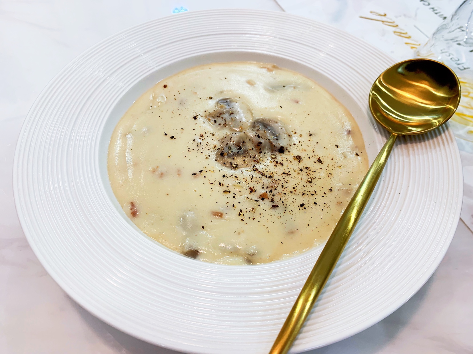 假装在西餐厅的奶油蘑菇汤