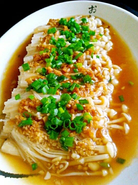 初铭妈做的蒜蓉蒸金针菇