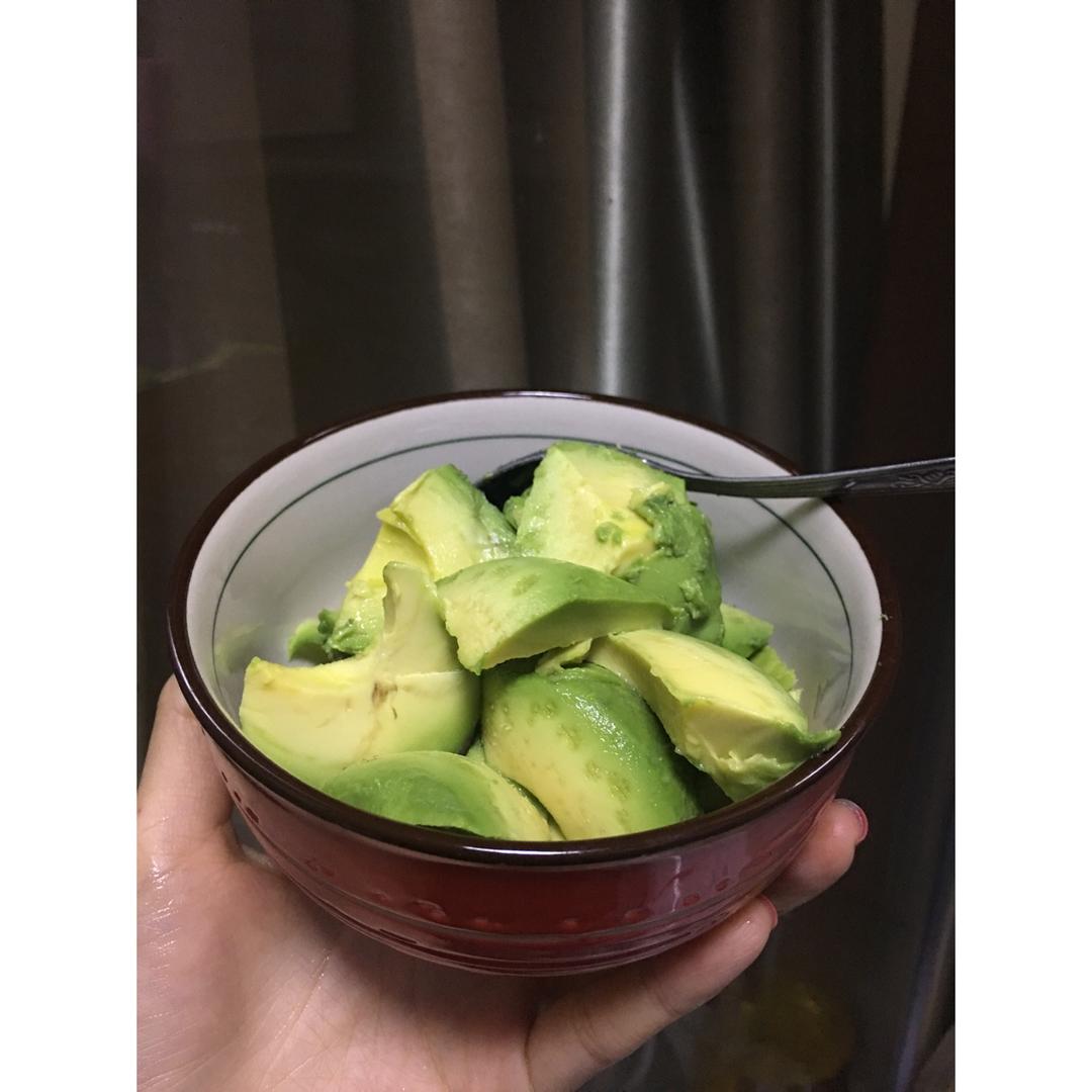 饿了，挖个牛油果吃