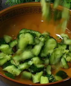 上桌就秒光的爽口凉菜～黄瓜拌腐竹的做法 步骤1