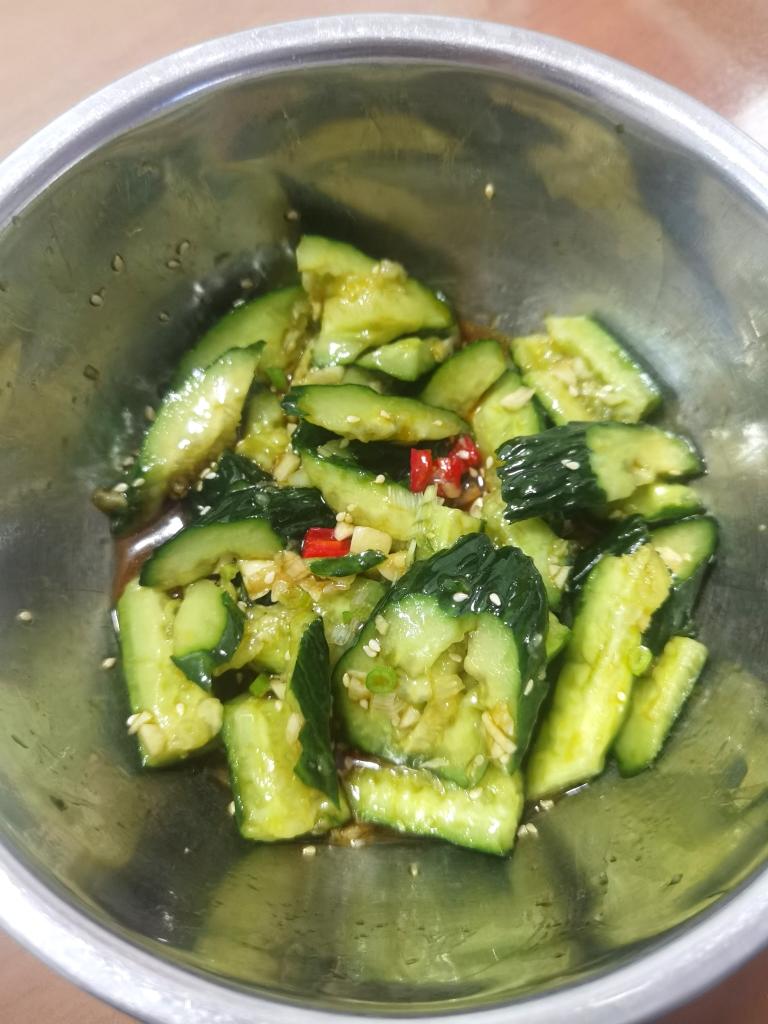 夏日必备开胃小吃--拍黄瓜的做法