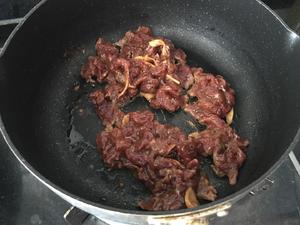、彩椒爆炒黑椒牛肉片。的做法 步骤3