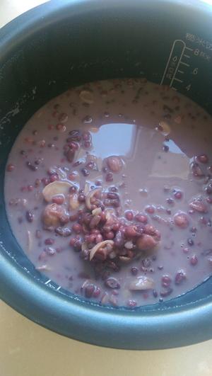 红豆薏米莲子百合粥(牛奶版)的做法 步骤2