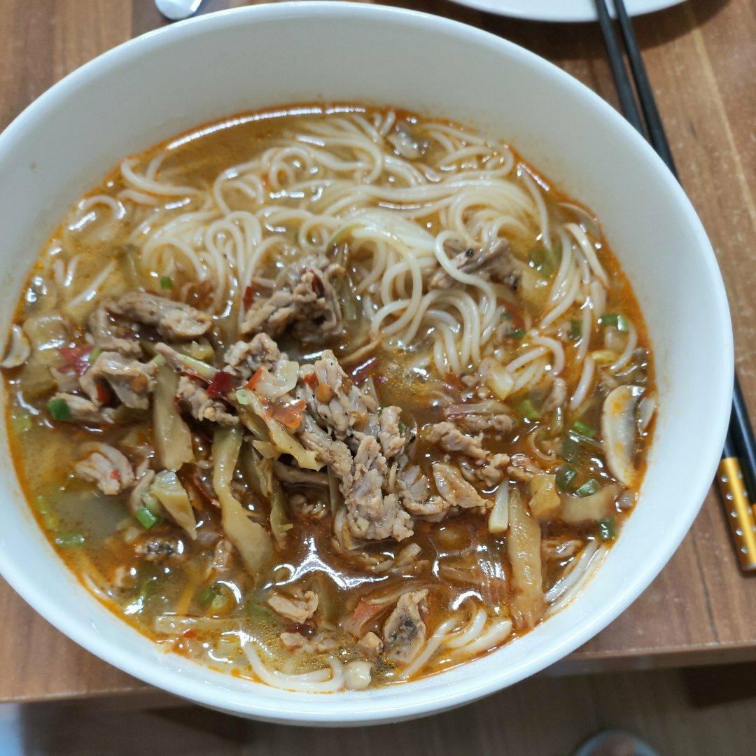 教你在家也可以做的榨菜肉丝面，香辣开胃，面条好吃到连汤都不剩