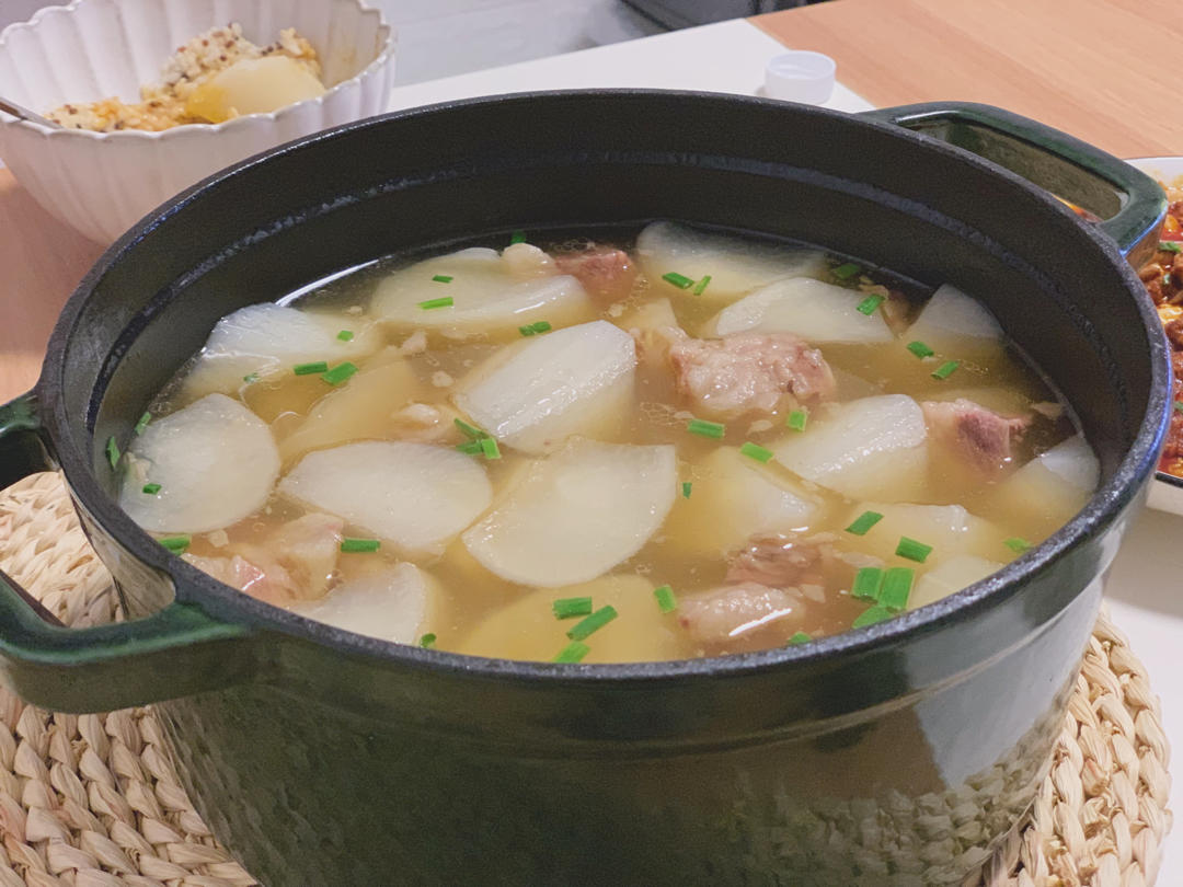 简单到只用一种调料的牛腩炖萝卜汤