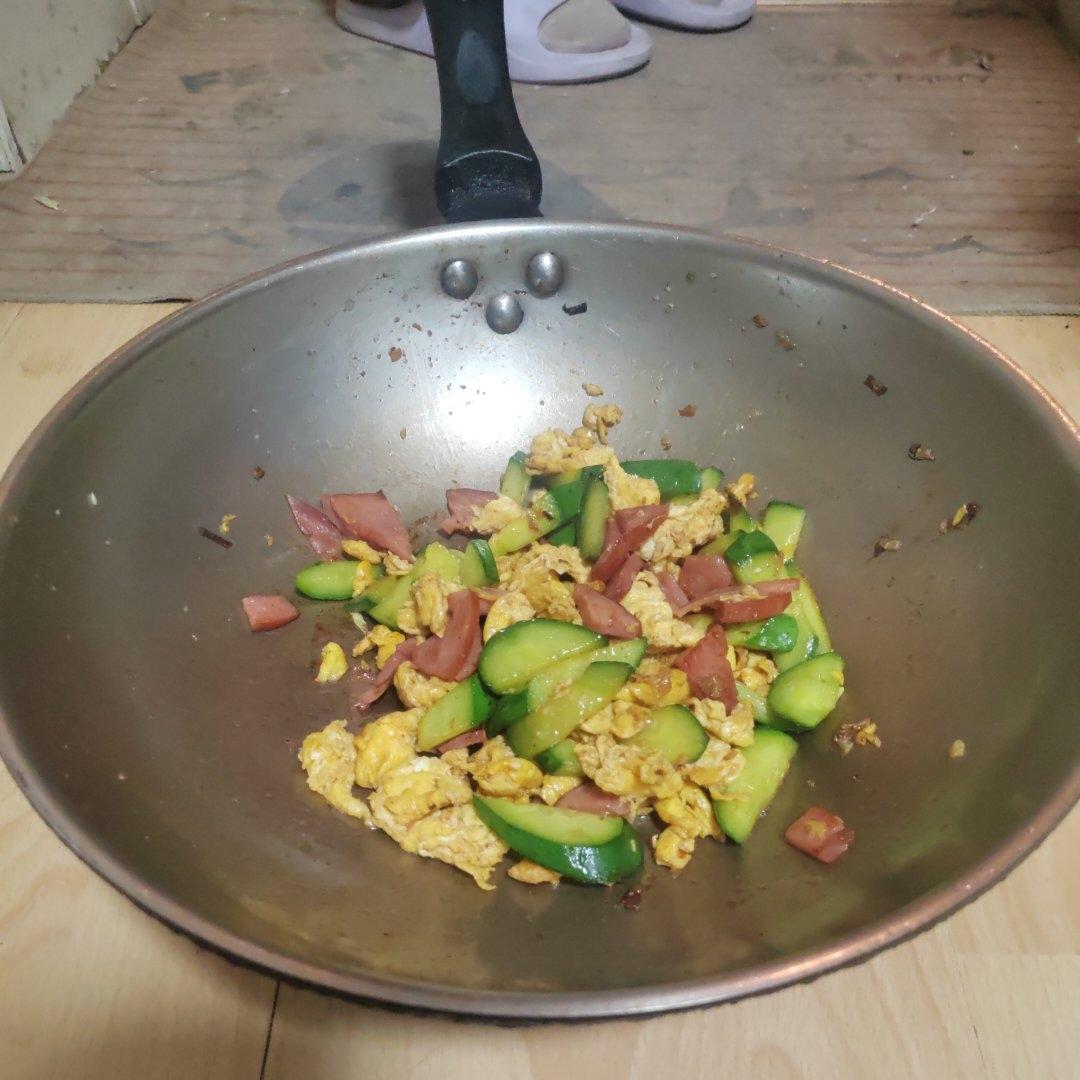 五分钟下饭菜黄瓜火腿炒鸡蛋
