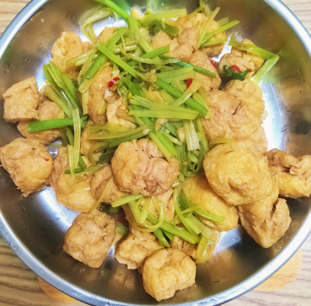 香芹炒油豆腐泡