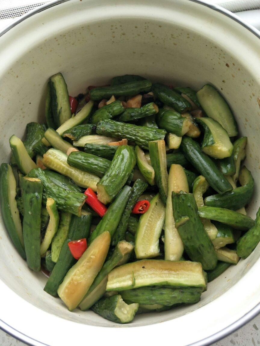 脆生生清爽开胃的酱黄瓜