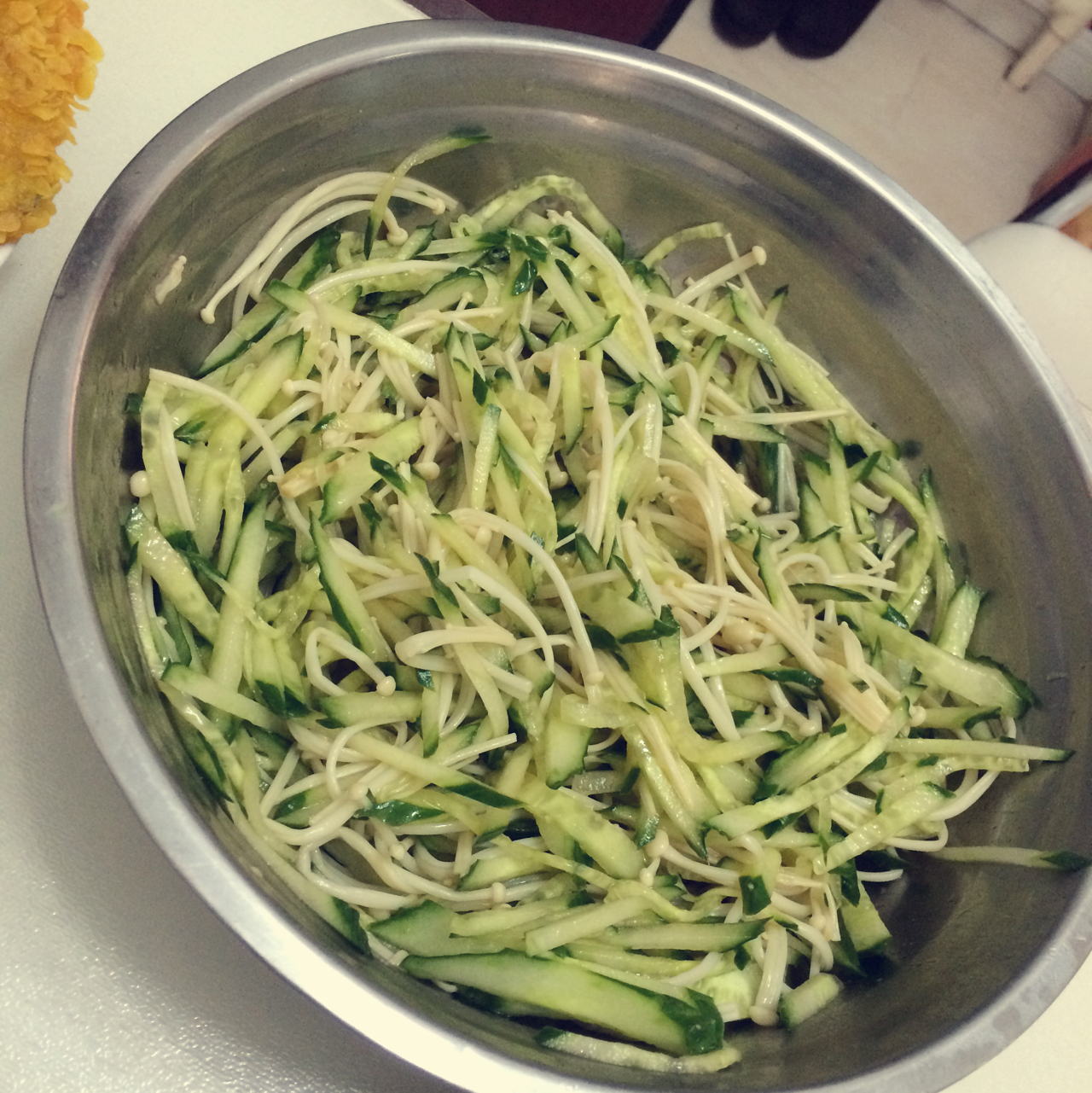 金针菇拌黄瓜