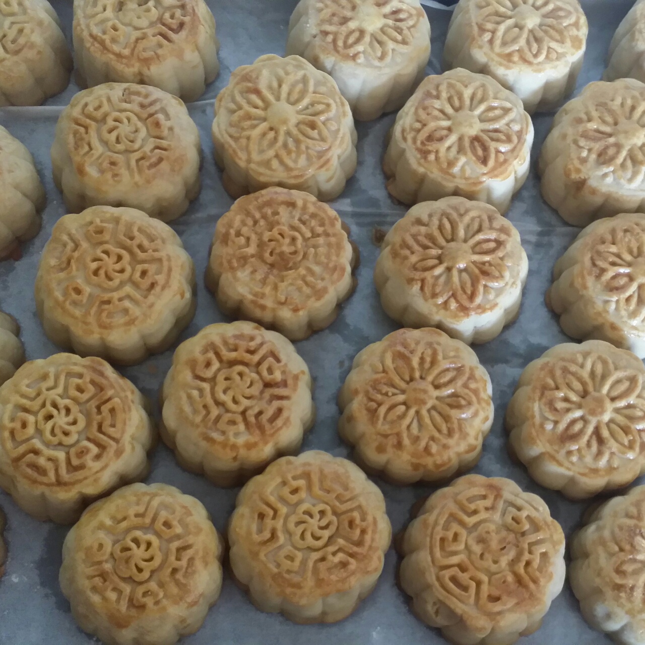 一口广月之小小蛋黄莲蓉月饼