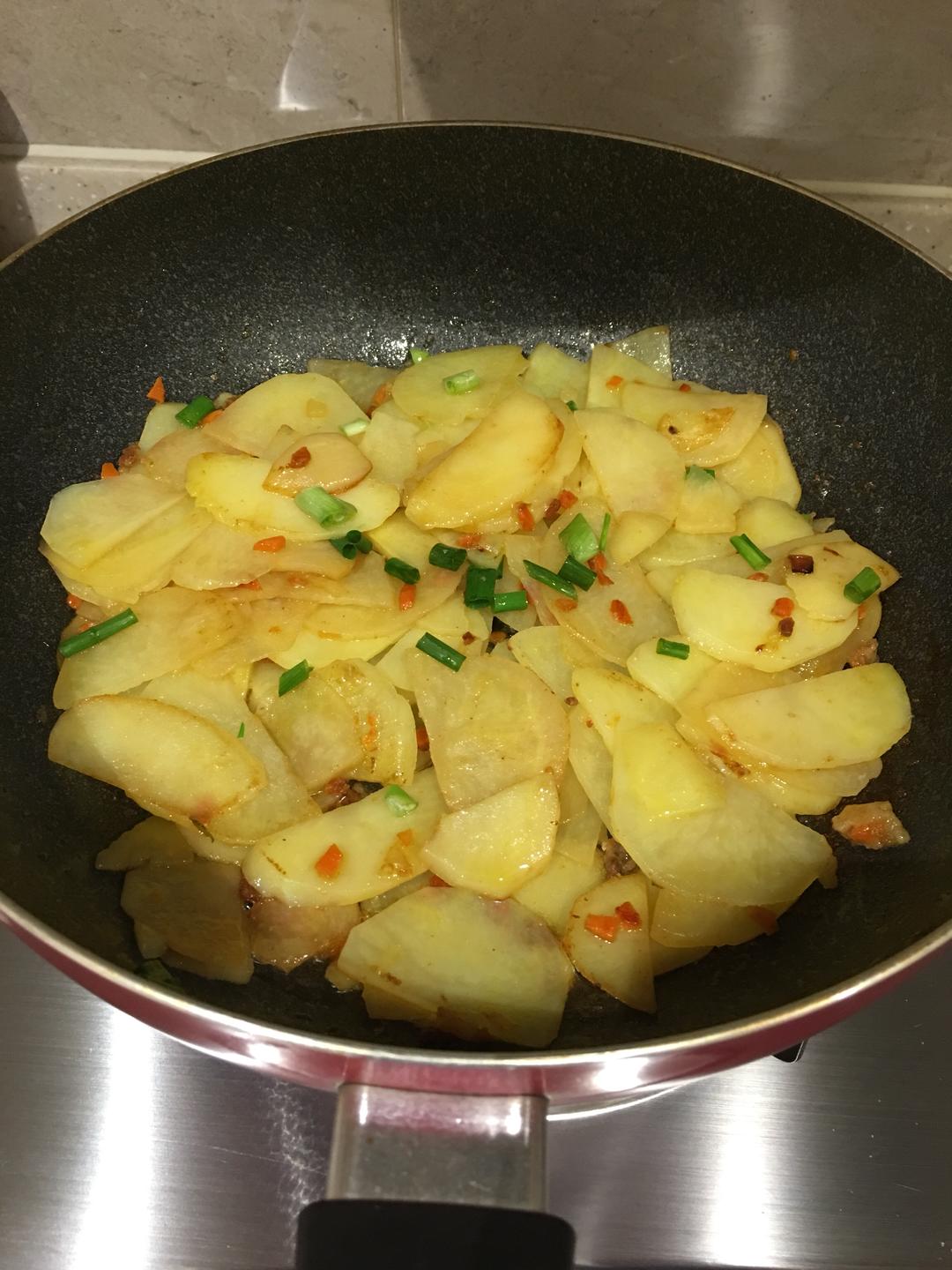 想要那种外焦里嫩？教你做一道干锅土豆片，比外卖还好吃！