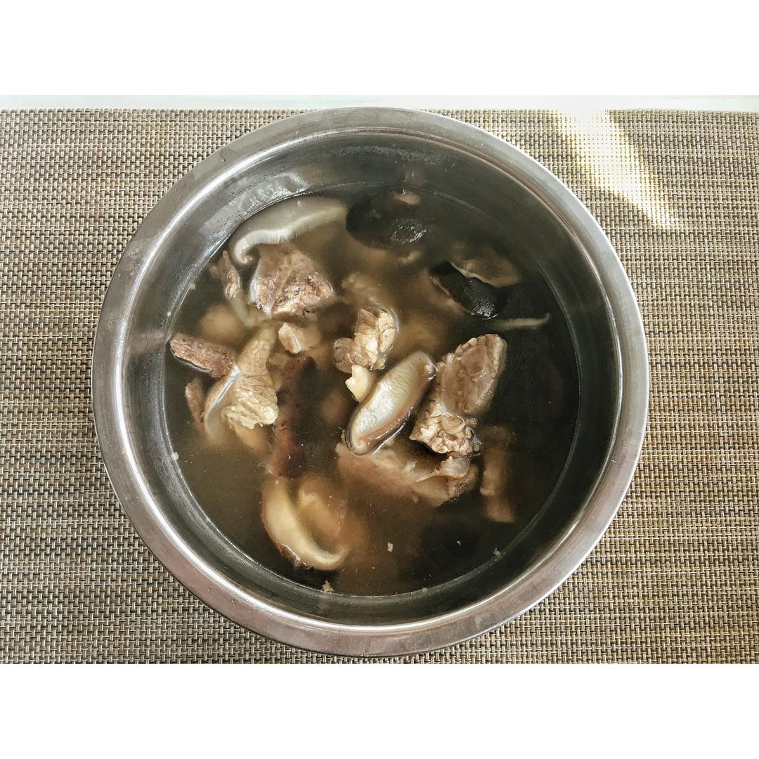排骨炖香菇汤