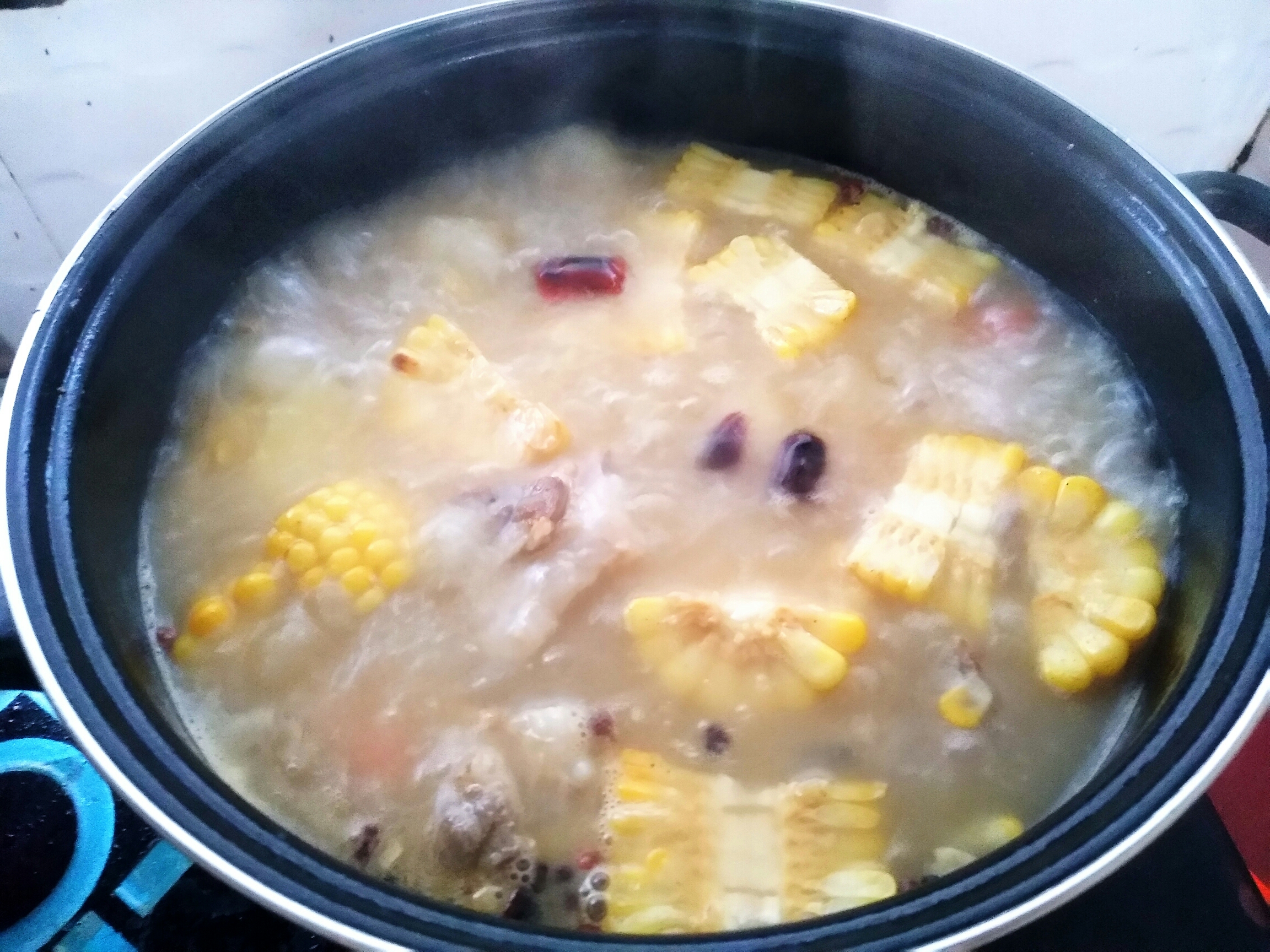 玉米土豆胡萝卜排骨汤的做法