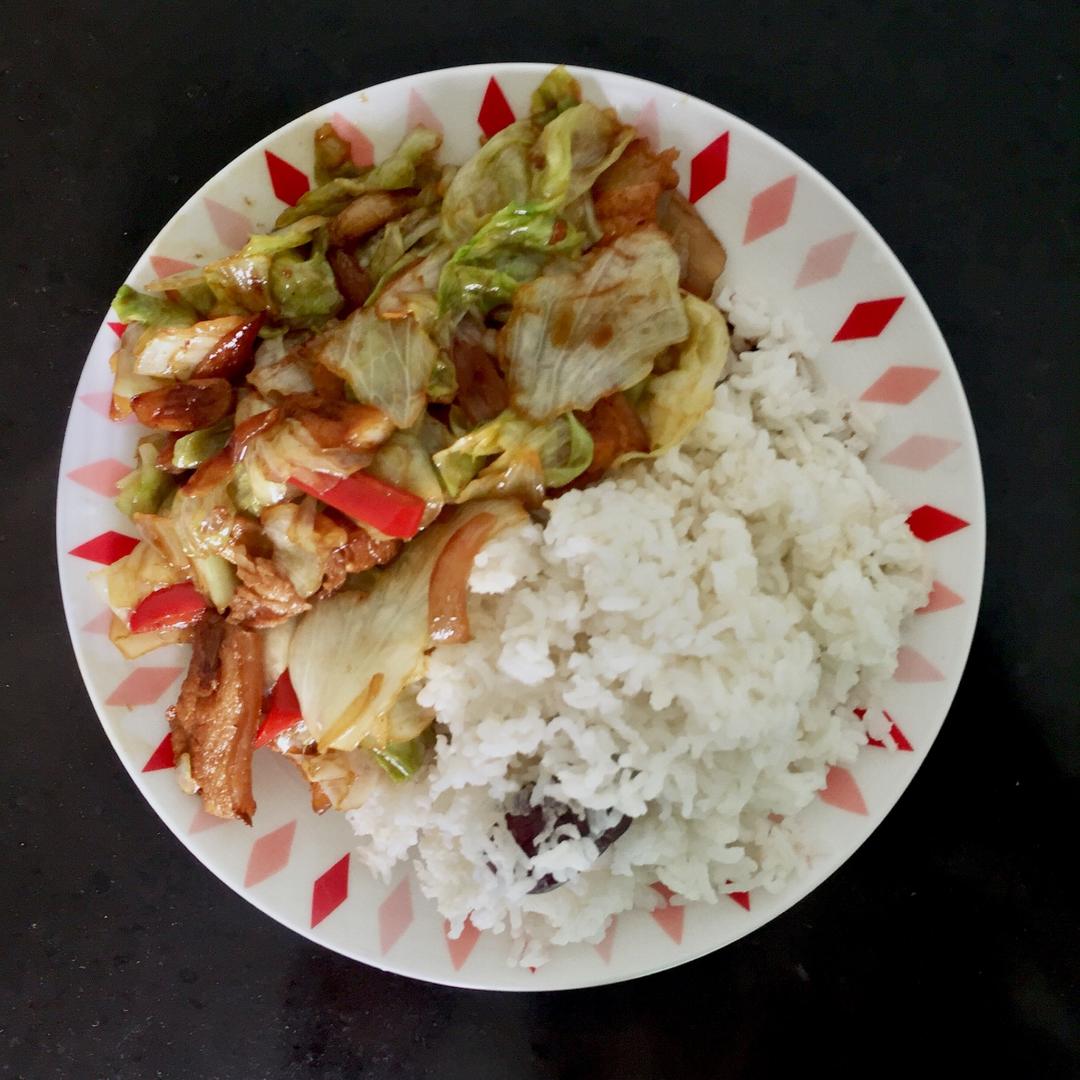 初夏瘦身美容餐桌上解腻开胃的麻辣手撕五花肉包菜