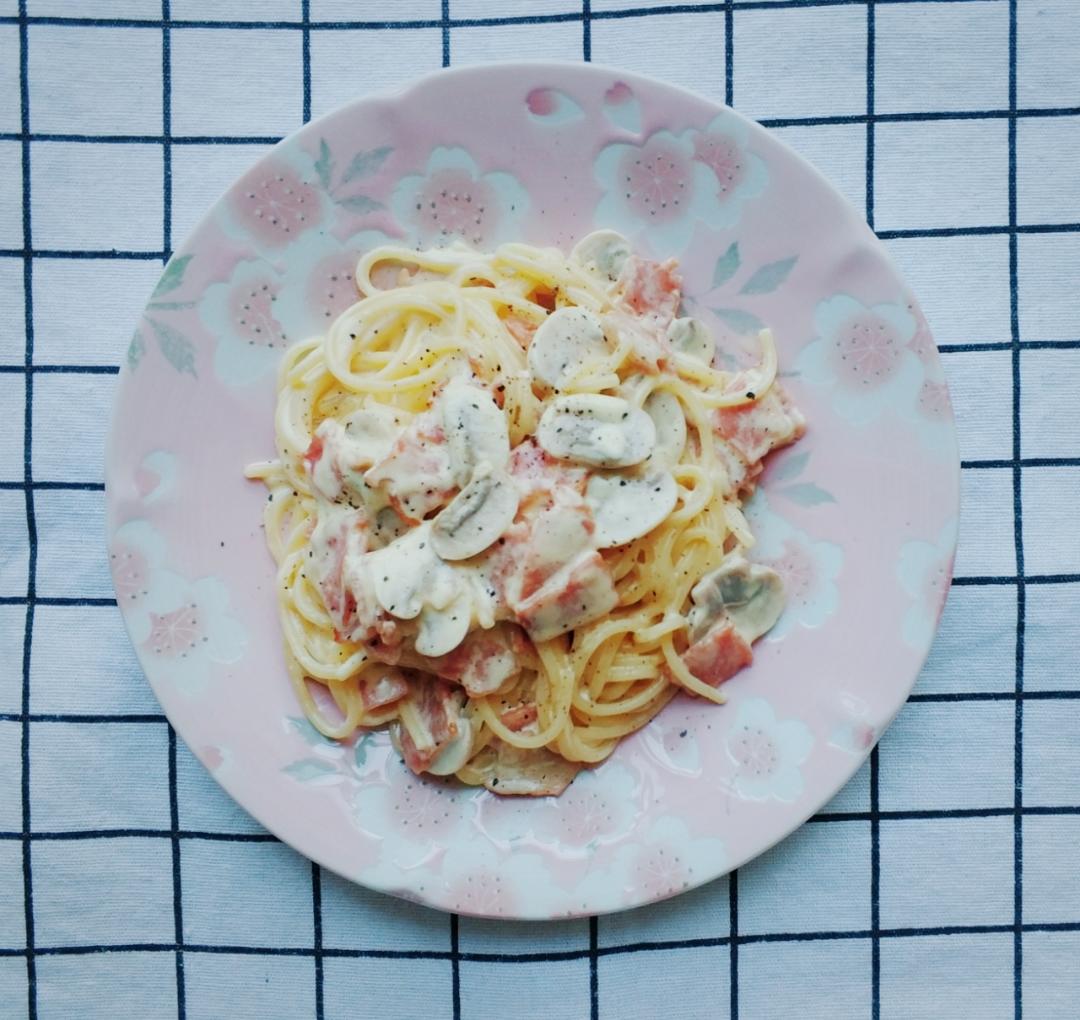 白蘑菇奶油培根意面