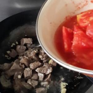 牛肉炖柿子地瓜的做法 步骤3