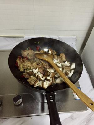 森哥随手做的菜-冬菇辣炒鸡的做法 步骤4