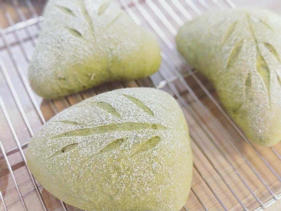 今天月亮没营业做的抹茶豆沙奶酪软欧包