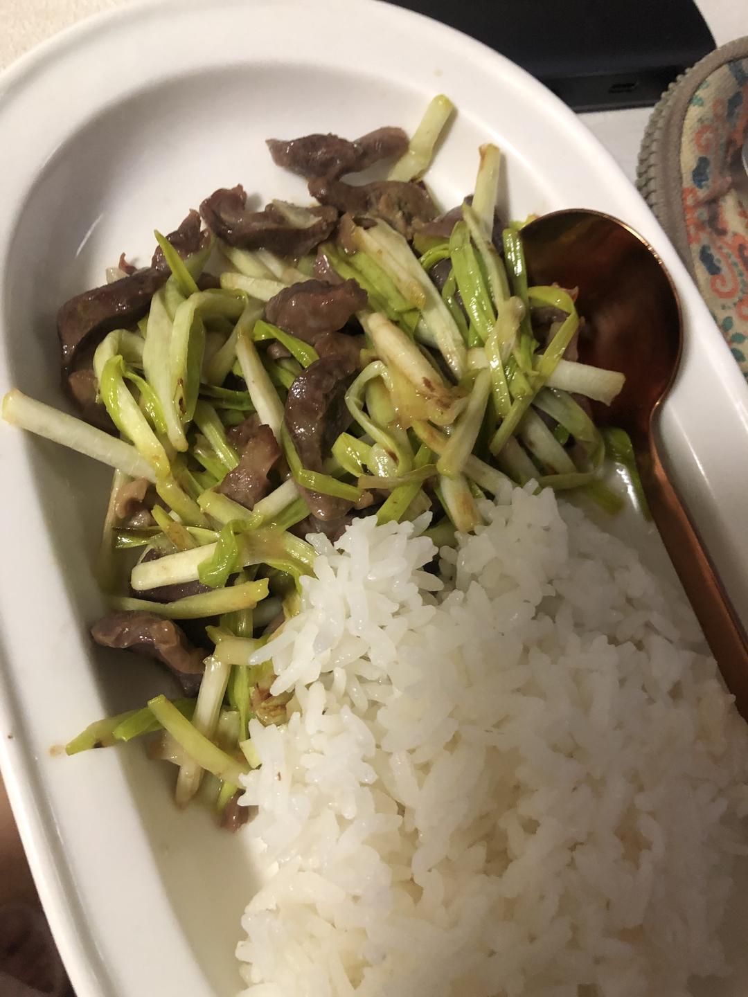 韭黄炒鸡胗的做法