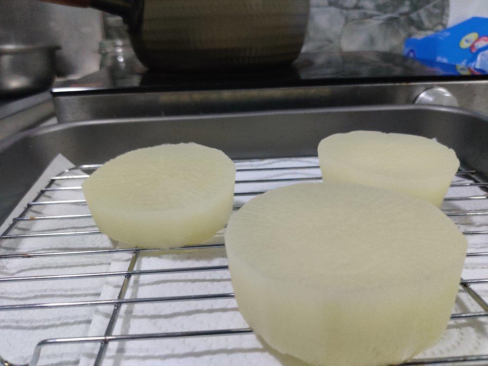 昆布慢煮萝卜：萝卜慢慢煮，鲜甜入味！