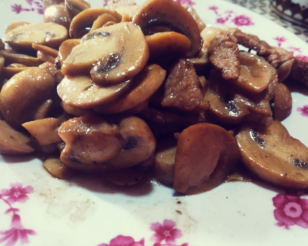 草菇蘑菇炒肉片，营养健康，方便既简单。的做法 步骤2