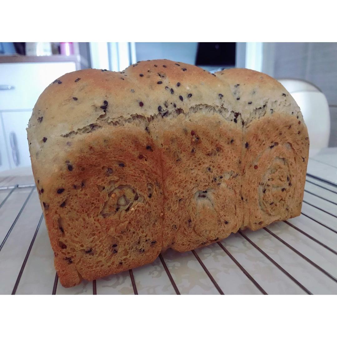 65%全麦吐司 王后粗麸/粗粒全麦粉 无奶低糖低油也可以很松软的粗粒全麦吐司