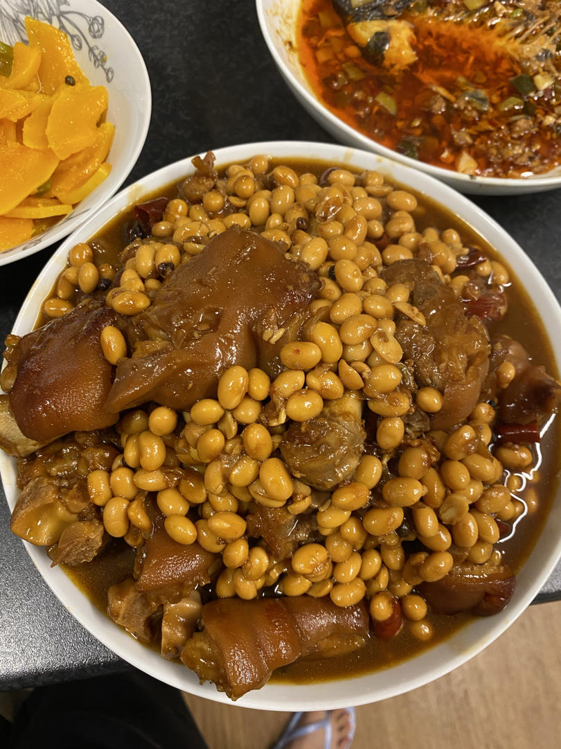 美味的黄豆炖猪蹄