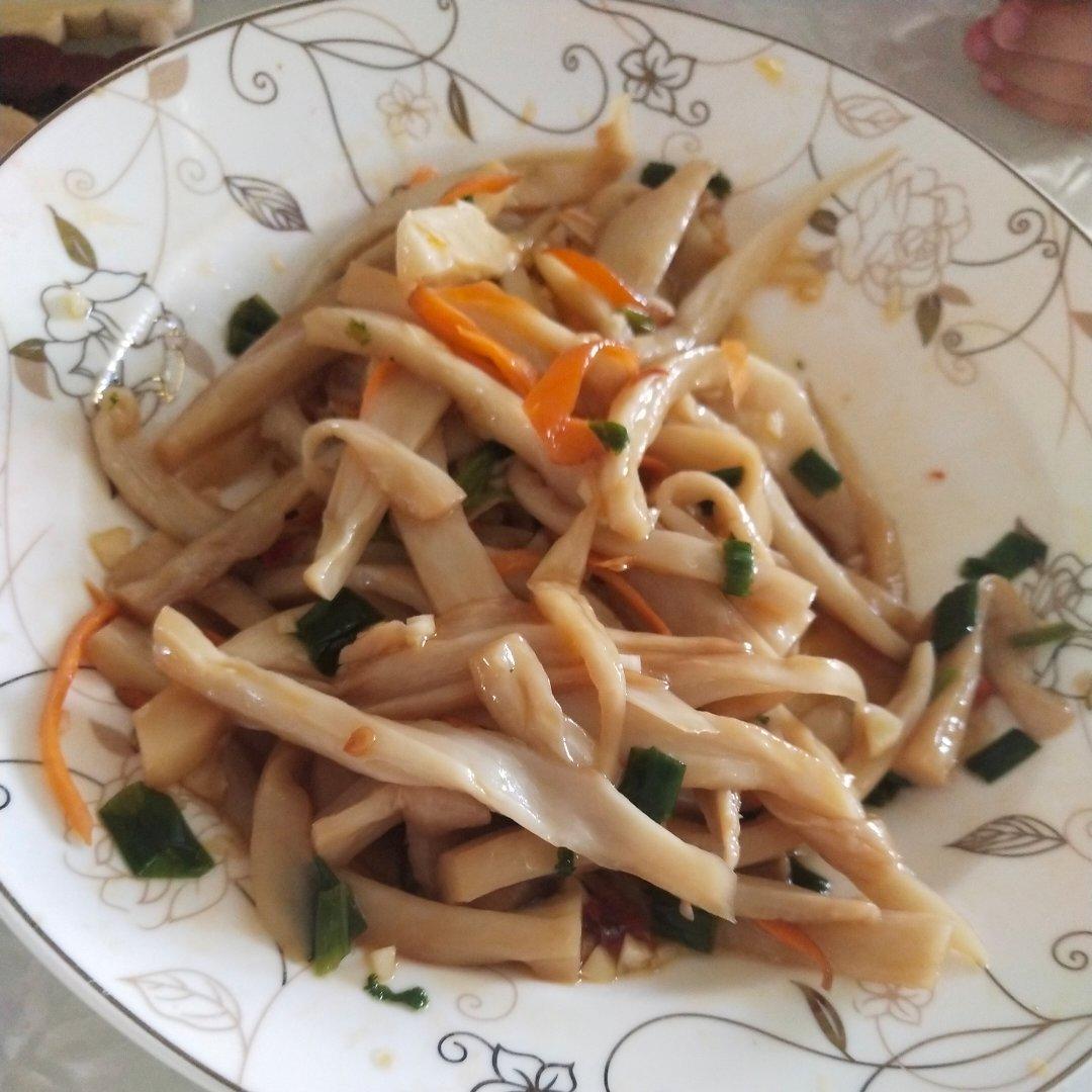 比肉还好吃的【手撕凉拌杏鲍菇】，上桌扫光光
