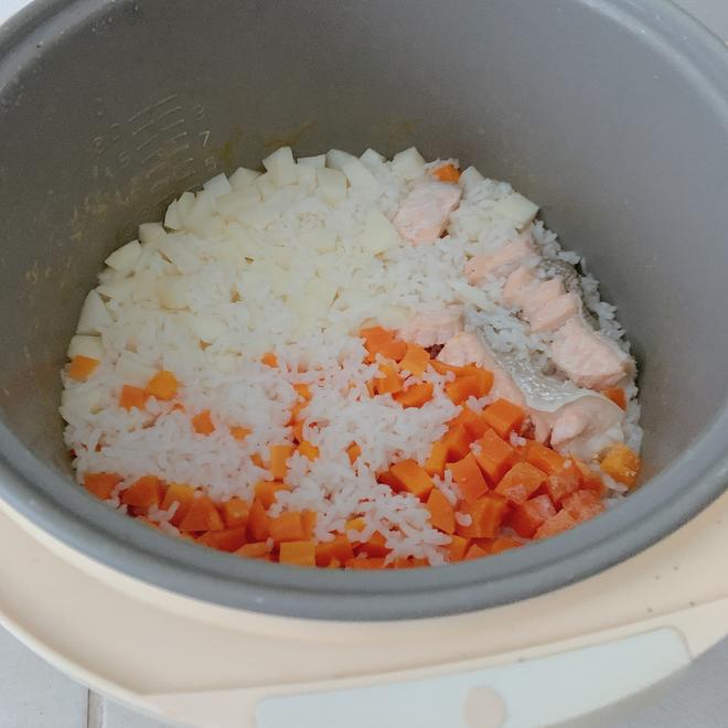 土豆胡萝卜三文鱼焖饭的做法