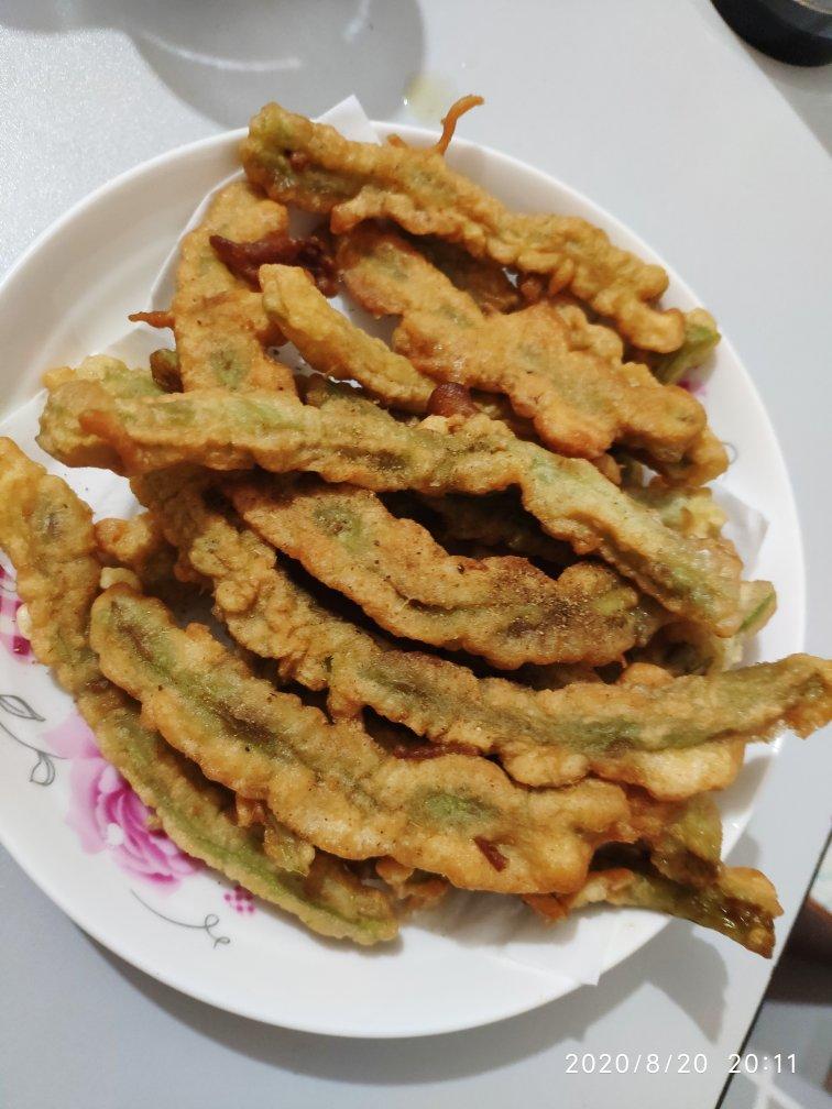 大厨教您豆角这样做，不炒也不炖，酥脆可口，一次一锅不够吃