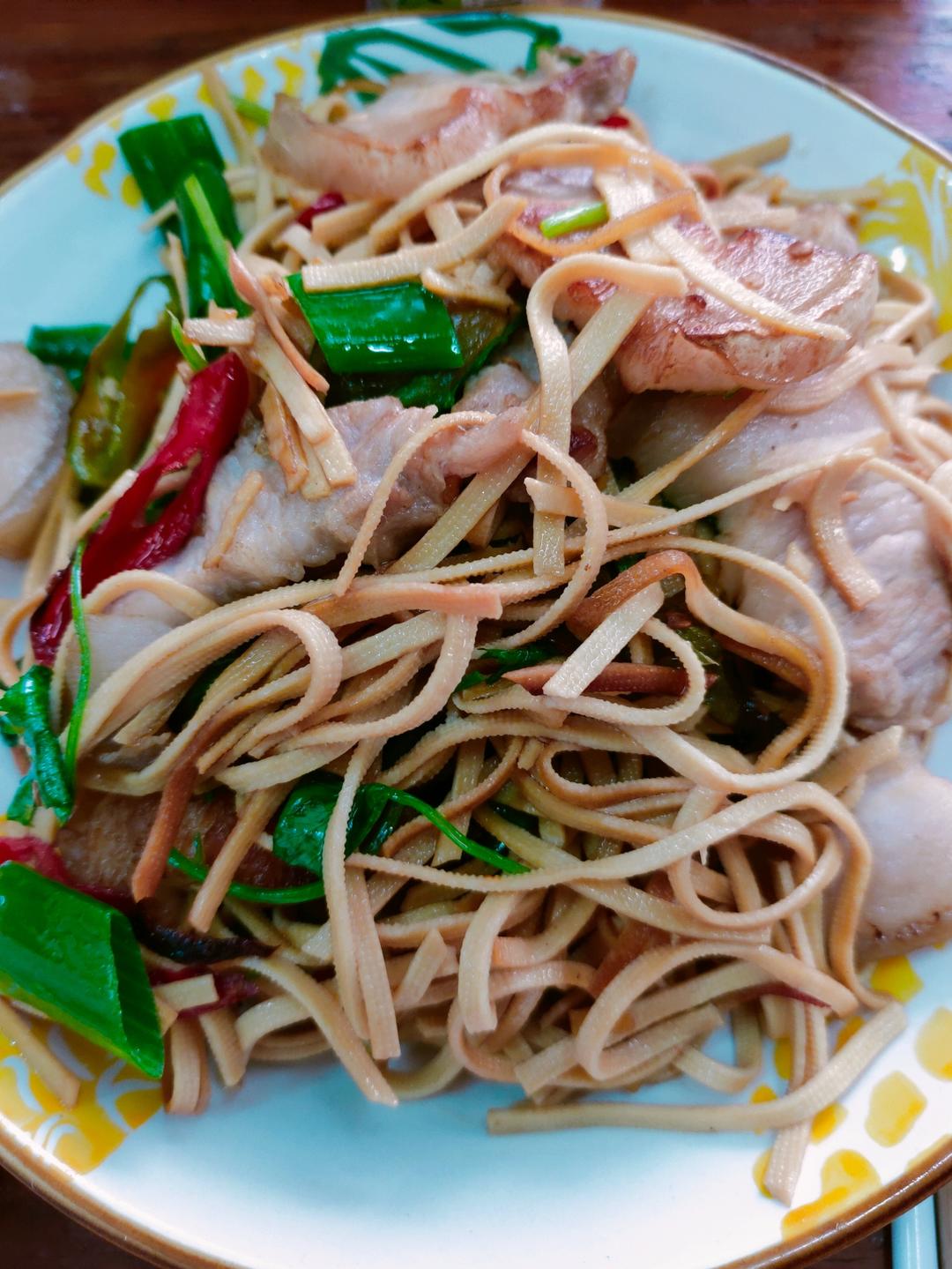〈辣椒炒豆腐皮〉，经典家常菜。欣小厨 😉