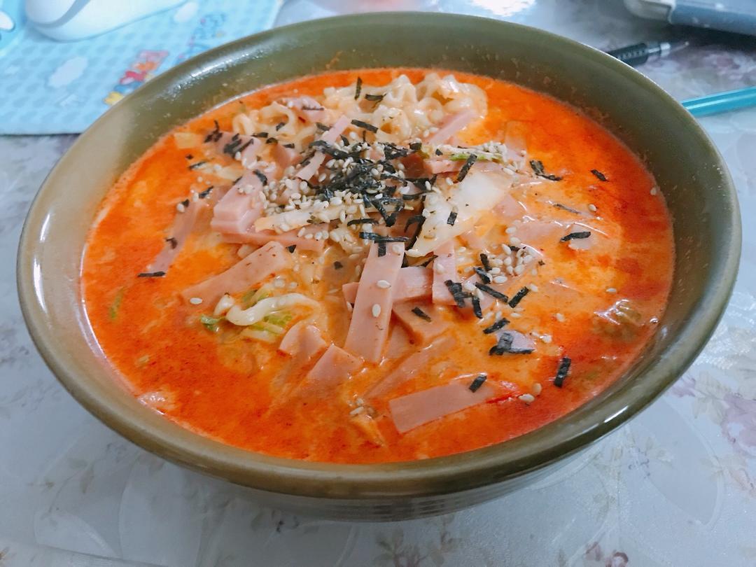 牛奶辛拉面（汤头浓郁，非常好吃）