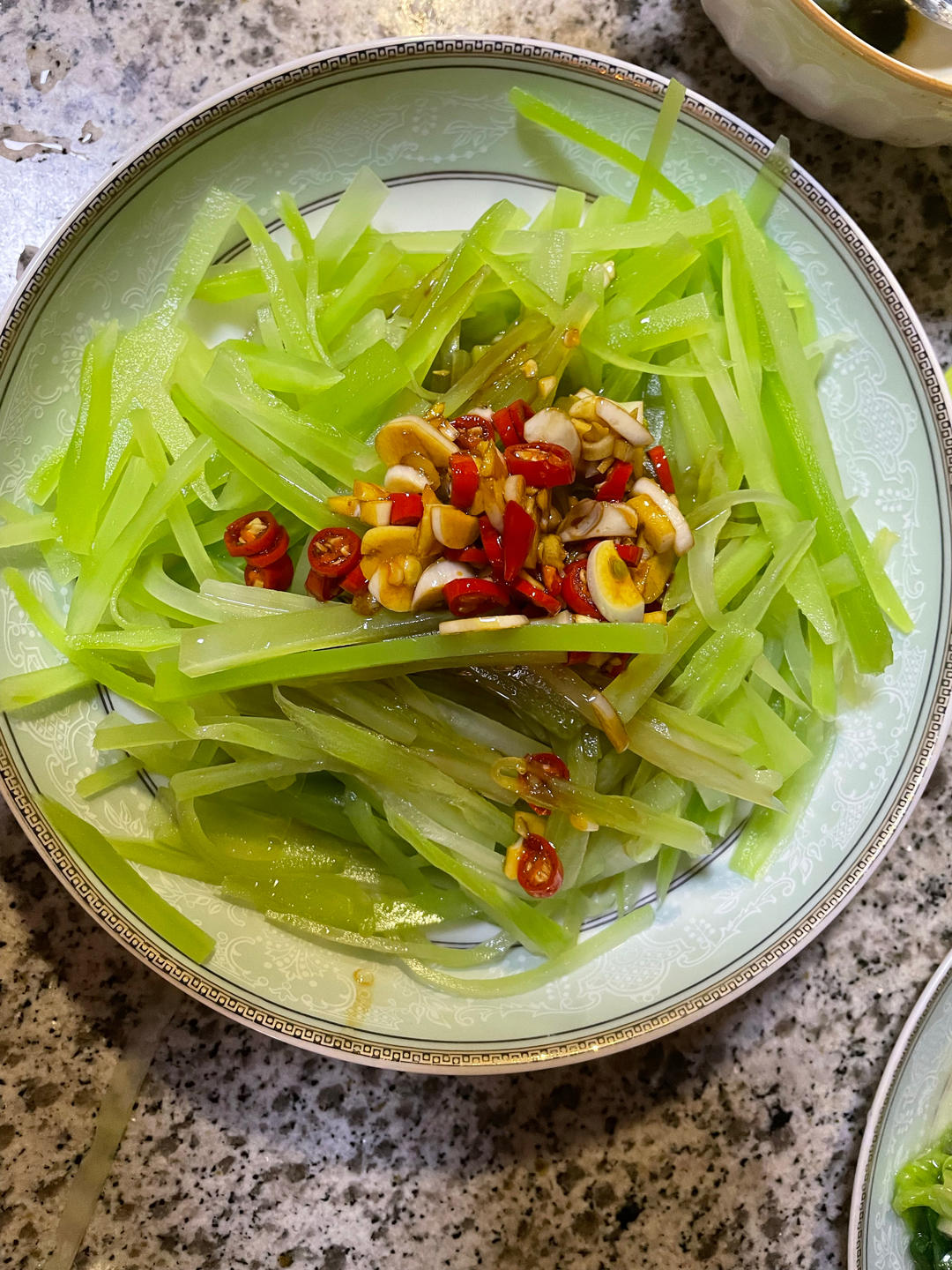 10分钟搞定的快手凉拌菜，清脆爽口的凉拌莴笋丝