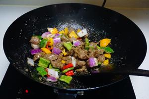 10分钟搞定黑椒牛肉粒的做法 步骤9