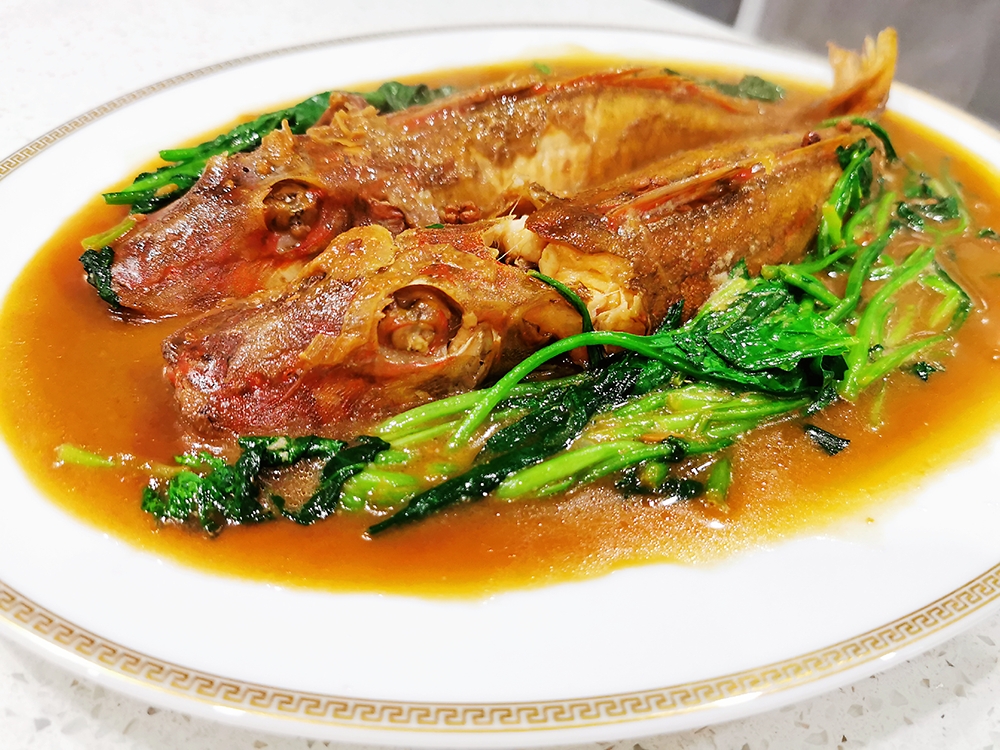 红娘鱼焖菠菜的做法