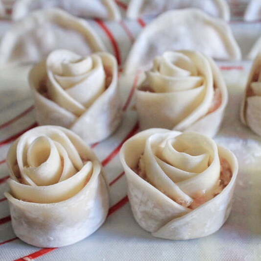 幸福在左右做的玫瑰花饺子