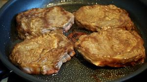 肉眼牛排杂蔬盖饭-让你爱上牛肉里那口油花香的做法 步骤3