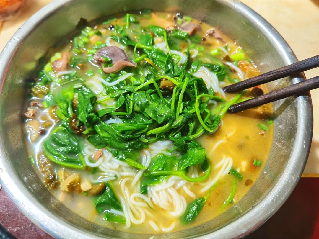 泡椒鸡杂米线--辣翻天